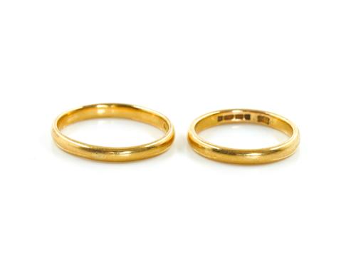 TWO 22CT GOLD PLAIN WEDDING RINGS (2)