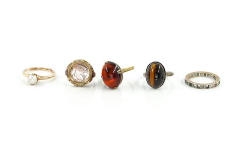 A GOLD AND CULTURED PEARL RING AND FOUR FURTHER RINGS (5)