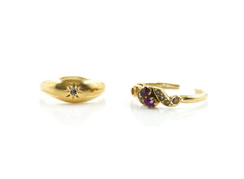 AN 18CT GOLD AND DIAMOND SINGLE STONE RING AND ANOTHER RING (2)