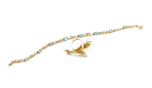 A 9CT GOLD AND BLUE TOPAZ BRACELET AND A 9CT GOLD BROOCH (2)