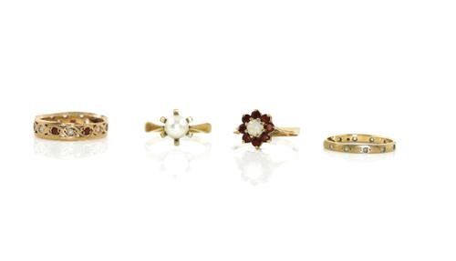 A 9CT GOLD OPAL AND GARNET NINE STONE CLUSTER RING AND THREE FURTHER RINGS (4)