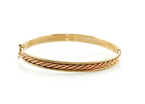 A 9CT TWO COLOUR GOLD BANGLE