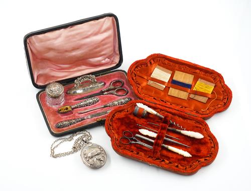 A VICTORIAN SILVER OVAL PENDANT LOCKET WITH A LATER CHAIN AND TWO FURTHER ITEMS (3)