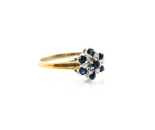 A 9CT GOLD, DIAMOND AND SAPPHIRE CLUSTER RING