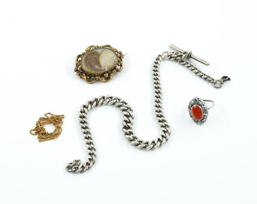 A VICTORIAN MOURNING BROOCH AND THREE FURTHER ITEMS (4)