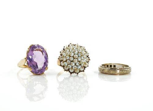 A GOLD AND AMETHYST SINGLE STONE RING AND TWO FURTHER RINGS (3)