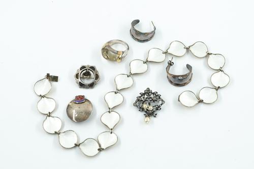 A NORWEGIAN SILVER GILT AND WHITE ENAMELLED NECKLACE AND FIVE FURTHER ITEMS (6)