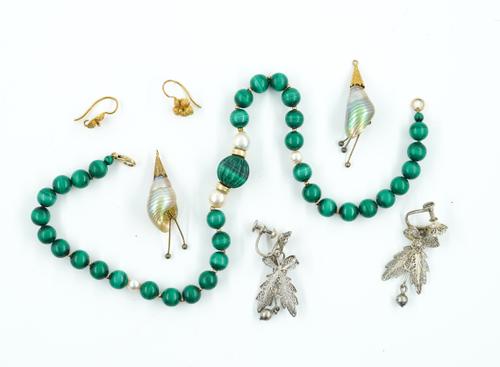 TWO PAIRS OF EARRINGS AND A MALACHITE BEAD NECKLACE (3)