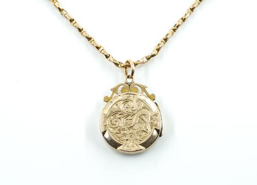 A  GOLD BACK AND FRONT CIRCULAR PENDANT LOCKET WITH A GOLD NECKCHAIN (2)