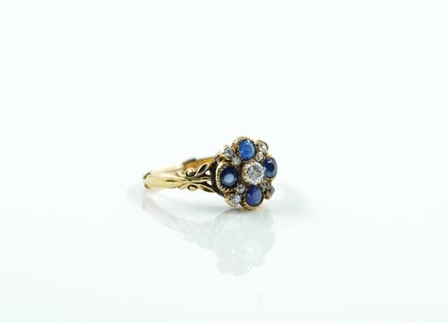 A GOLD, SAPPHIRE AND DIAMOND SET CLUSTER RING