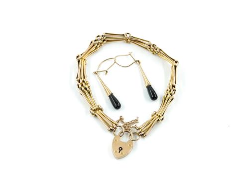A GOLD GATE BRACELET AND A PAIR OF PENDANT EARRINGS (2)