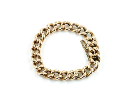 A GOLD CURB LINK BRACELET
