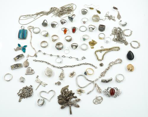 A GROUP OF MOSTLY SILVER JEWELLERY (QTY)