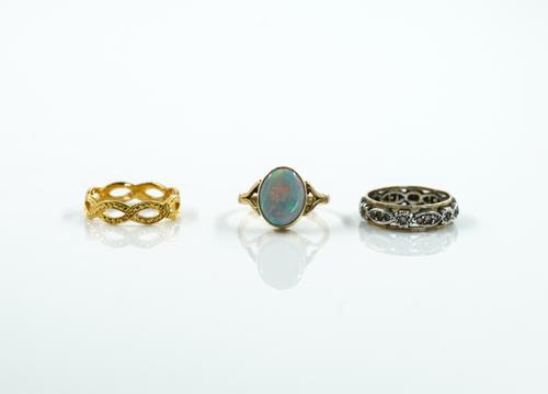 A GOLD AND OPAL RING AND TWO FURTHER RINGS (3)