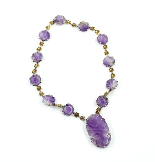 A GILT METAL AND AMETHYST QUARTZ PENDANT NECKLACE
