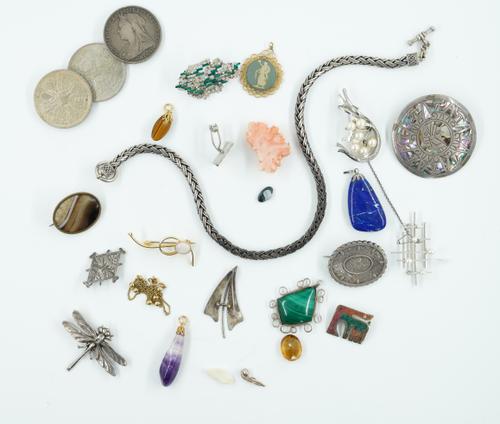 A GROUP OF JEWELLERY AND COINS