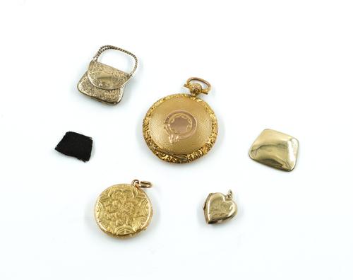 A GROUP OF FOUR PENDANT LOCKETS (4)