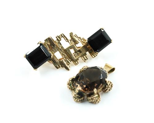 A GOLD AND SMOKY QUARTZ BROOCH AND A GOLD AND SMOKY QUARTZ PENDANT