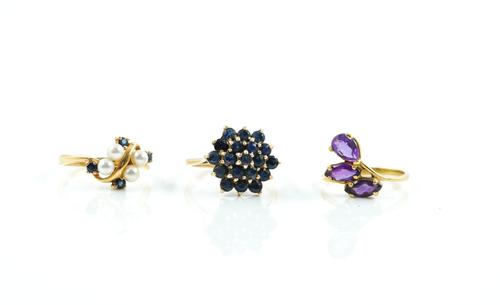 A 9CT GOLD AND SAPPHIRE HEXAGONAL CLUSTER RING AND TWO FURTHER GOLD AND GEM SET RINGS (3)