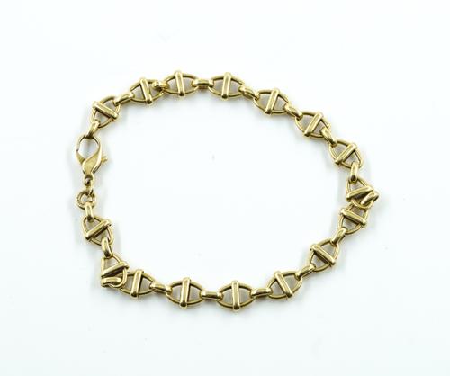 AN 18CT GOLD GOLD BRACELET