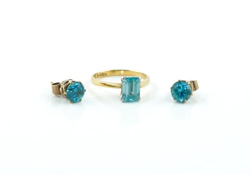 A GOLD AND BLUE ZIRCON SOLITAIRE RING AND A PAIR OF BLUE ZIRCON SOLITAIRE EARSTUDS (2)