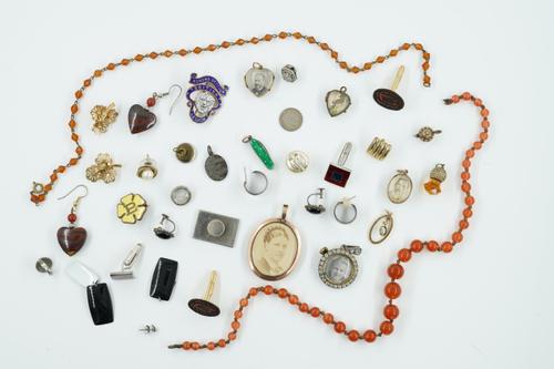 A GROUP OF JEWELLERY (QTY)
