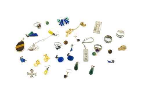 A GROUP OF ASSORTED SILVER AND OTHER JEWELLERY (QTY)