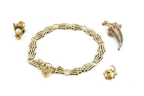 A  9CT GOLD BRACELET AND THREE FURTHER ITEMS (4)