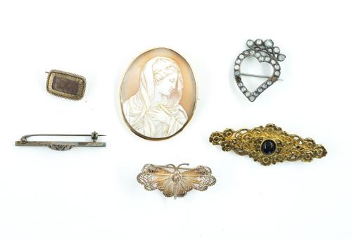 SIX BROOCHES (6)