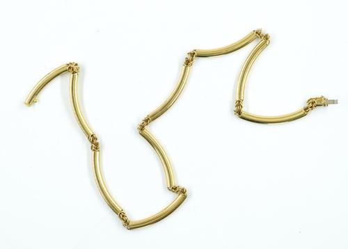 A GOLD CURVED BAR LINK NECKLACE