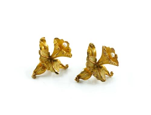 A PAIR OF GOLD EARSTUDS