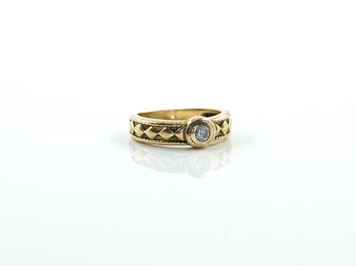 A GOLD AND DIAMOND SINGLE STONE RING