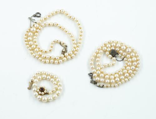 TWO SINGLE ROW NECKLACES OF CULTURED PEARLS AND A CULTURED PEARL BRACELET (3)
