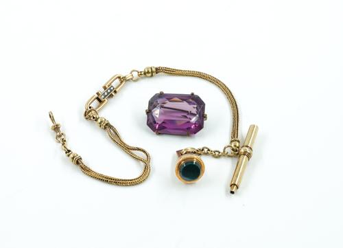 A EUROPEAN GOLD TWO ROW DRESS ALBERT CHAIN AND A BROOCH (2)