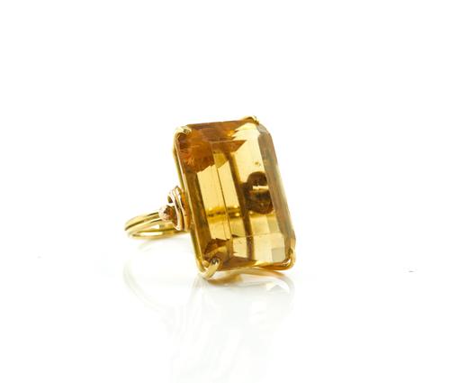 A GOLD AND CITRINE SINGLE STONE RING