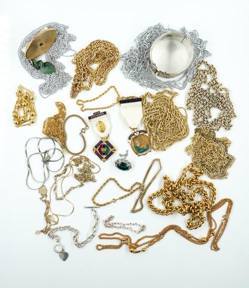 A SILVER OVAL HINGED BANGLE, VARIOUS COSTUME JEWELLERY AND FURTHER ITEMS (QTY)