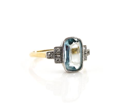 AN 18CT GOLD, AQUAMARINE AND DIAMOND RING