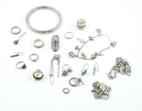 A GROUP OF MOSTLY SILVER JEWELLERY (20)