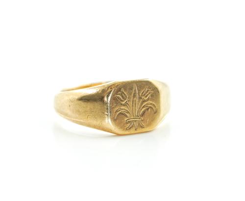 A 9CT SIGNET RING