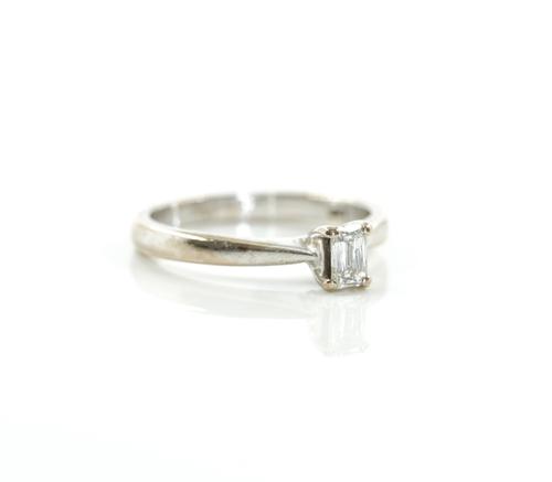AN 18CT WHITE GOLD AND DIAMOND SINGLE STONE RING
