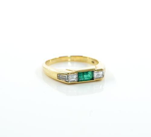 A GOLD, EMERALD AND DIAMOND RING