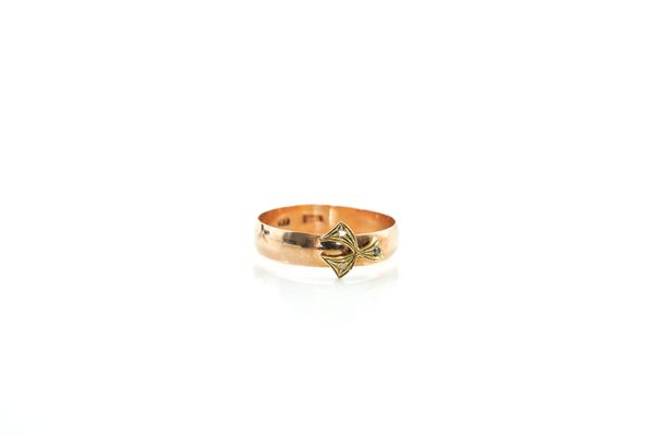A RUSSIAN GOLD, DIAMOND AND PALE GREEN GEMSET BAND RING