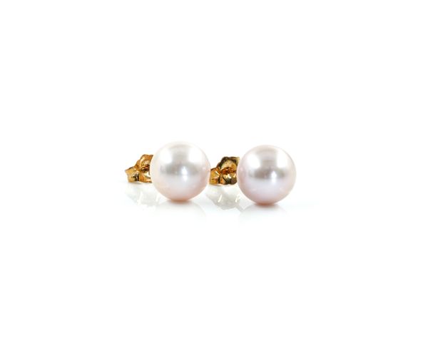 A PAIR OF 9CT GOLD MOUNTED CULTURED PEARL EARSTUDS