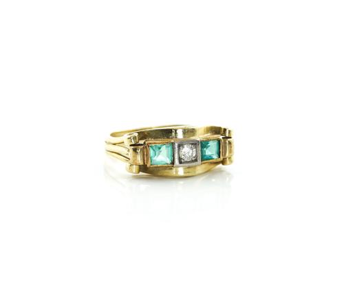 A GOLD, DIAMOND AND GREEN BERYL THREE STONE RING