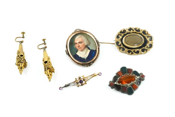 A GROUP OF JEWELLERY (5)