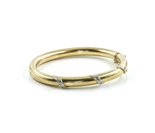 A  GOLD AND DIAMOND SET BANGLE