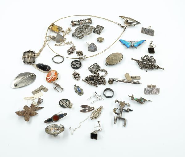 A GROUP OF MOSTLY SILVER JEWELLERY (QTY)