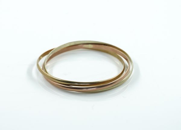 A 9CT THREE COLOUR GOLD RUSSIAN STYLE BANGLE