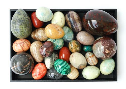 A GROUP OF TWENTY-EIGHT SPECIMEN MINERAL EGGS AND BALLS (28)