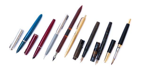 A GROUP OF PENS INCLUDING A JAPANESE PILOT CAPLESS FOUNTAIN PEN WITH 14K NIB (8)